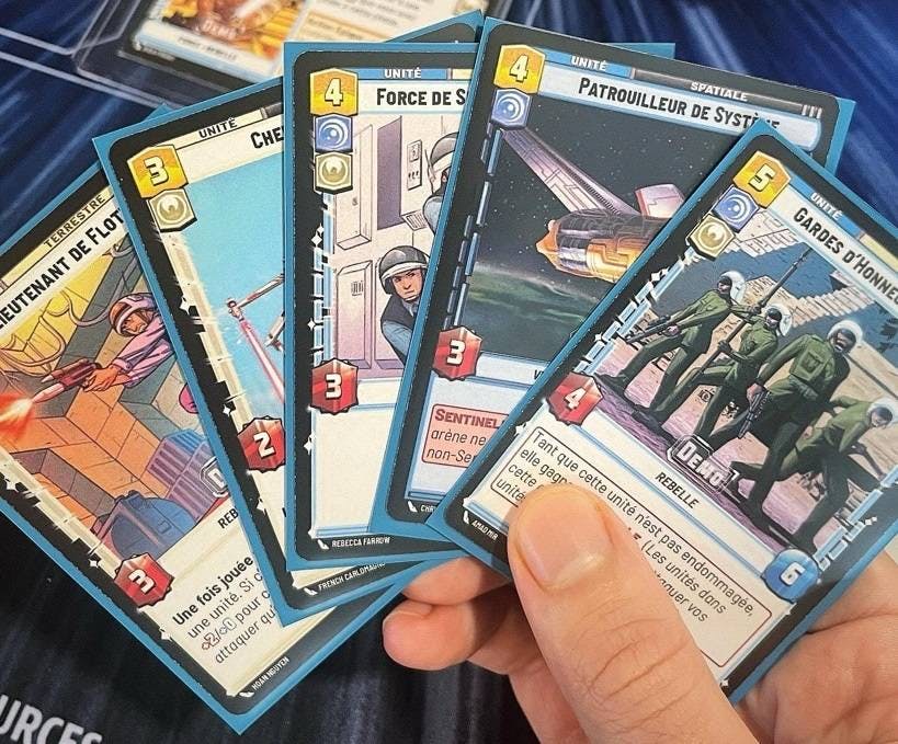 Cartes Star Wars Unlimited protégées dans des sleeves bleues