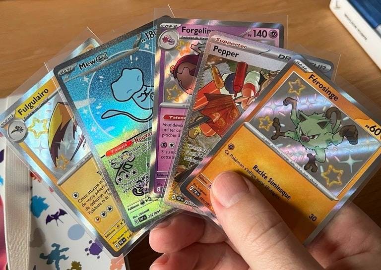 Cartes Pokémon avec des protections de cartes 
