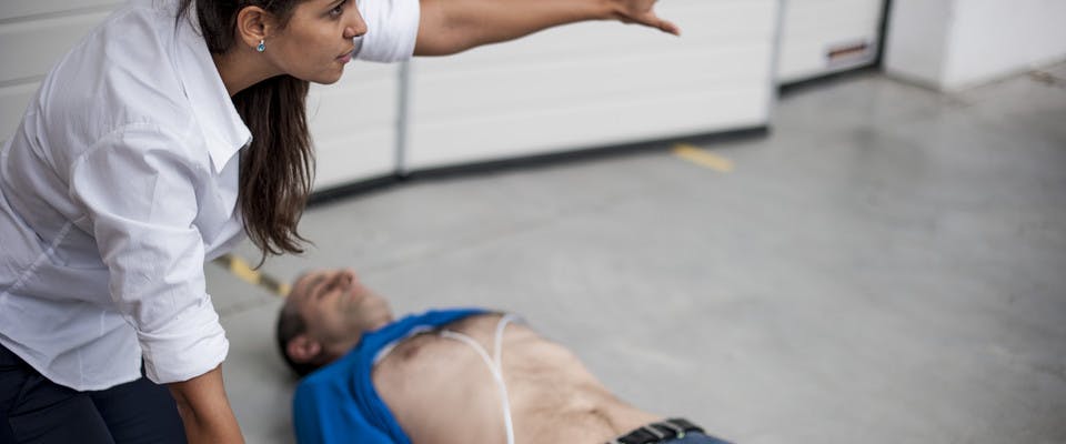 Devo essere autorizzato per usare il defibrillatore?