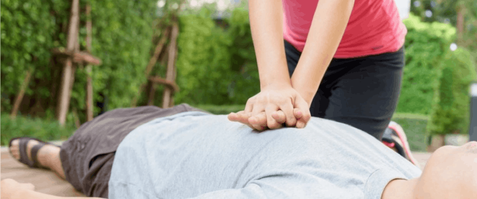 Tragedia in montagna: colto da arresto cardiaco muore sulle piste da sci