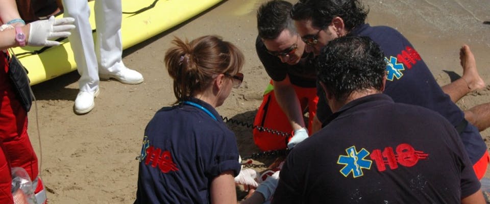 Muore in Spiaggia per Arresto Cardiaco, I bagnanti Esigono i Defibrillatori