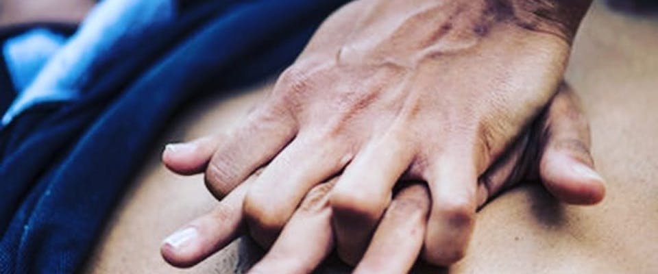 Donna in Arresto Cardiaco Cade a Terra, l'Intervento dei Poliziotti col Defibrillatore