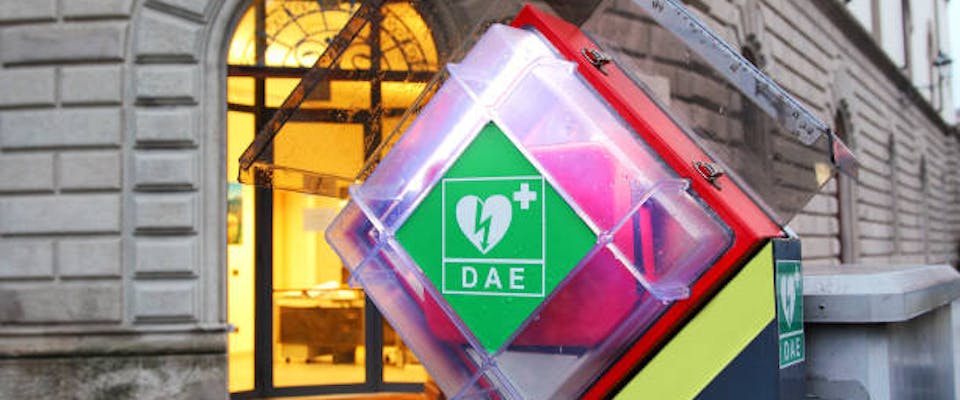 Defibrillatori Ovunque: la Legge è in Arrivo