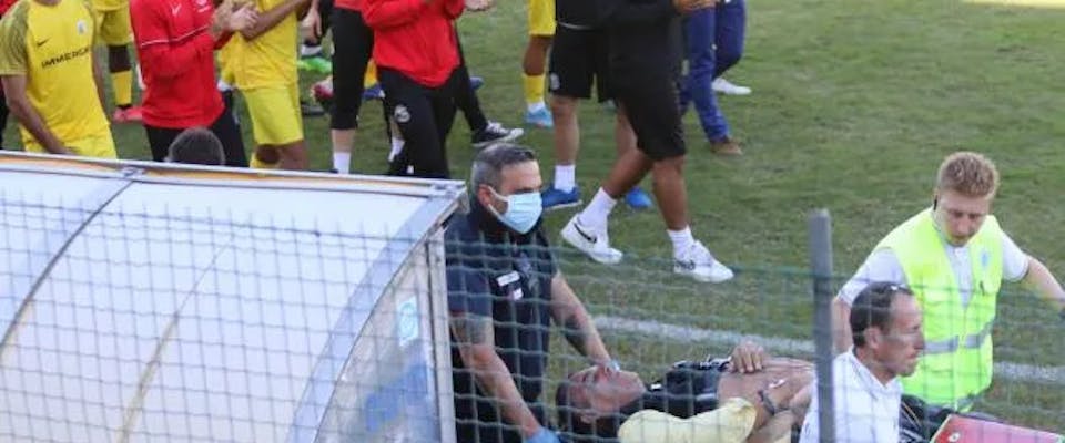 Malore sul campo da calcio: allenatore salvato dal defibrillatore