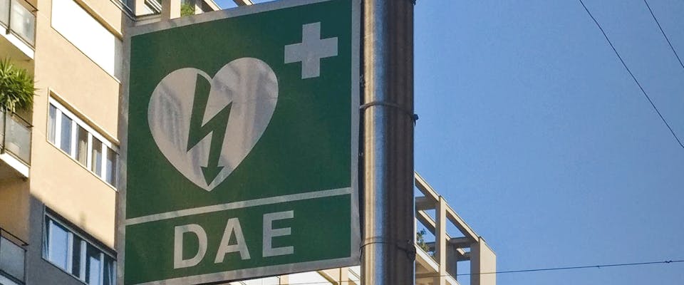 Defibrillatori ovunque: adesso è legge