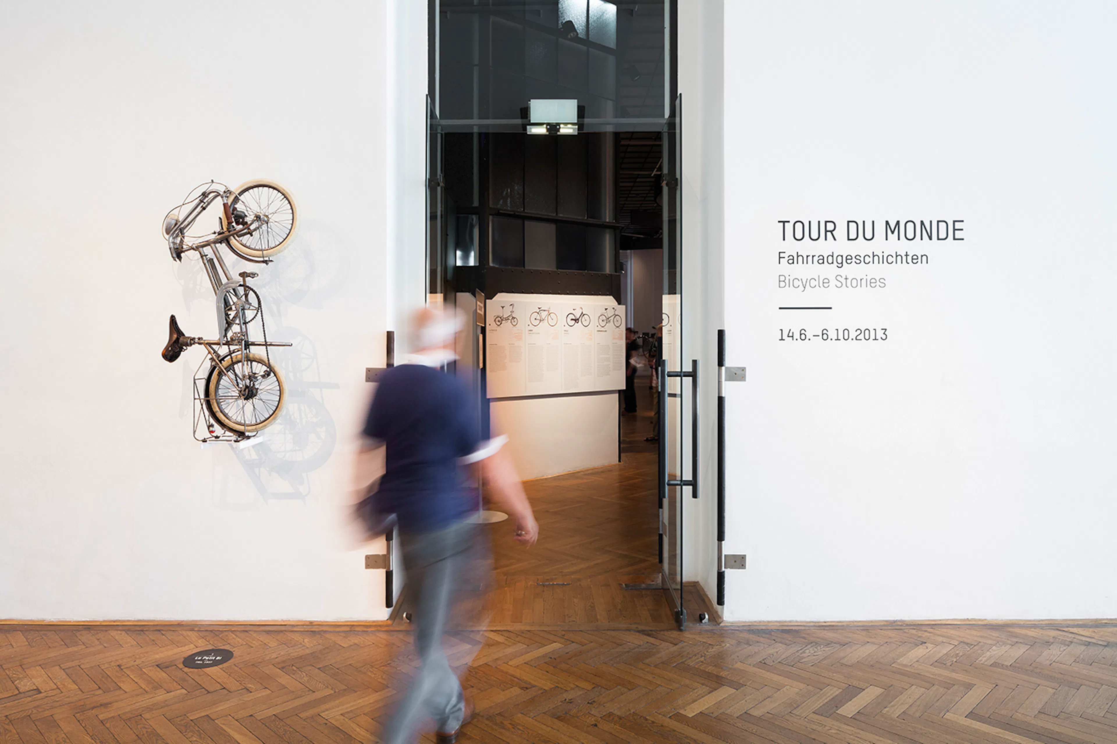 Eingang zur Ausstellung "Tour Du Monde" im Wiener Museum für angewandte Kunst
