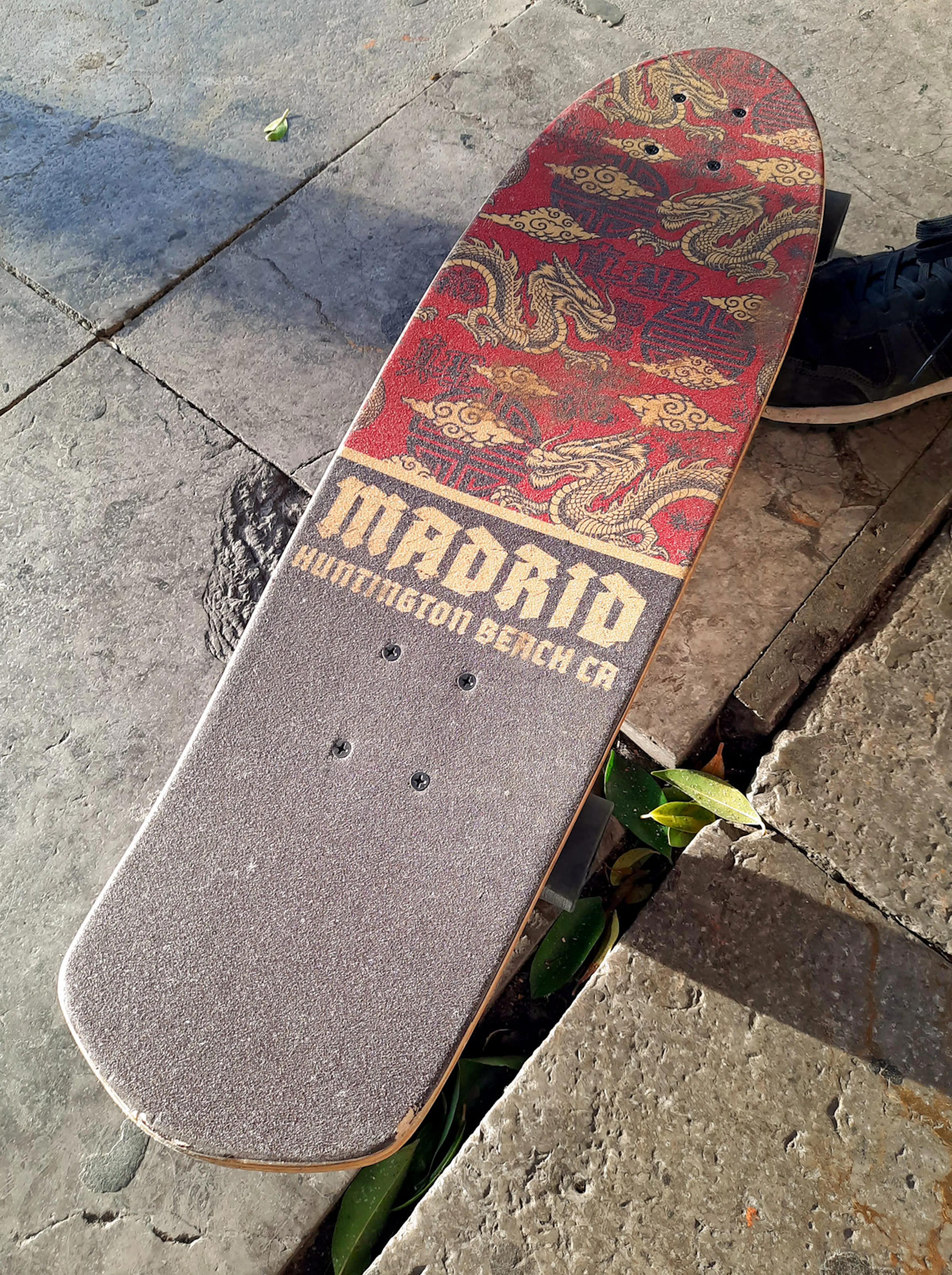 Beispielanwendung der Adhesive Nr. Seven Fraktur auf einem Skateboard Deck