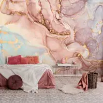 Fototapete einer rosa mit goldenen Marmorwand in einem modernen Schlafzimmer.