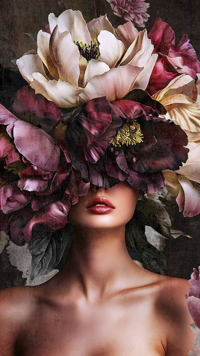 Luxe fotobehang met een portret van een vrouw en gekleurde bloemen.