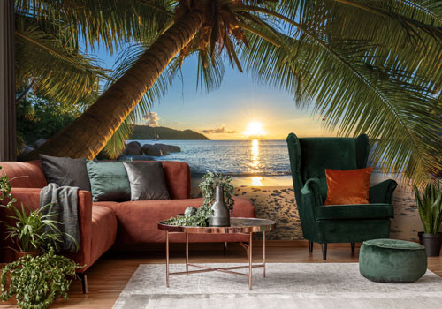 Fotobehang palmboom, strand, zee en zonsondergang in een moderne woonkamer.