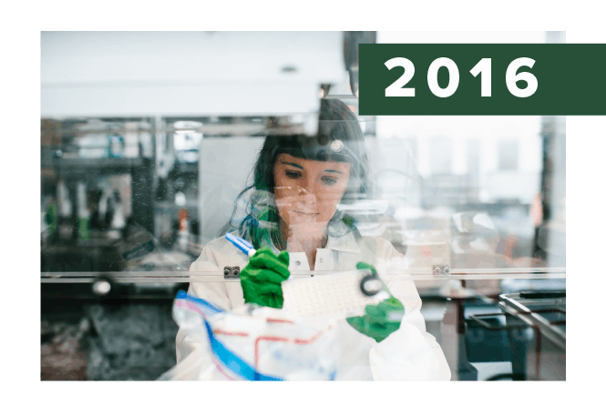 2016. Woman lab tech