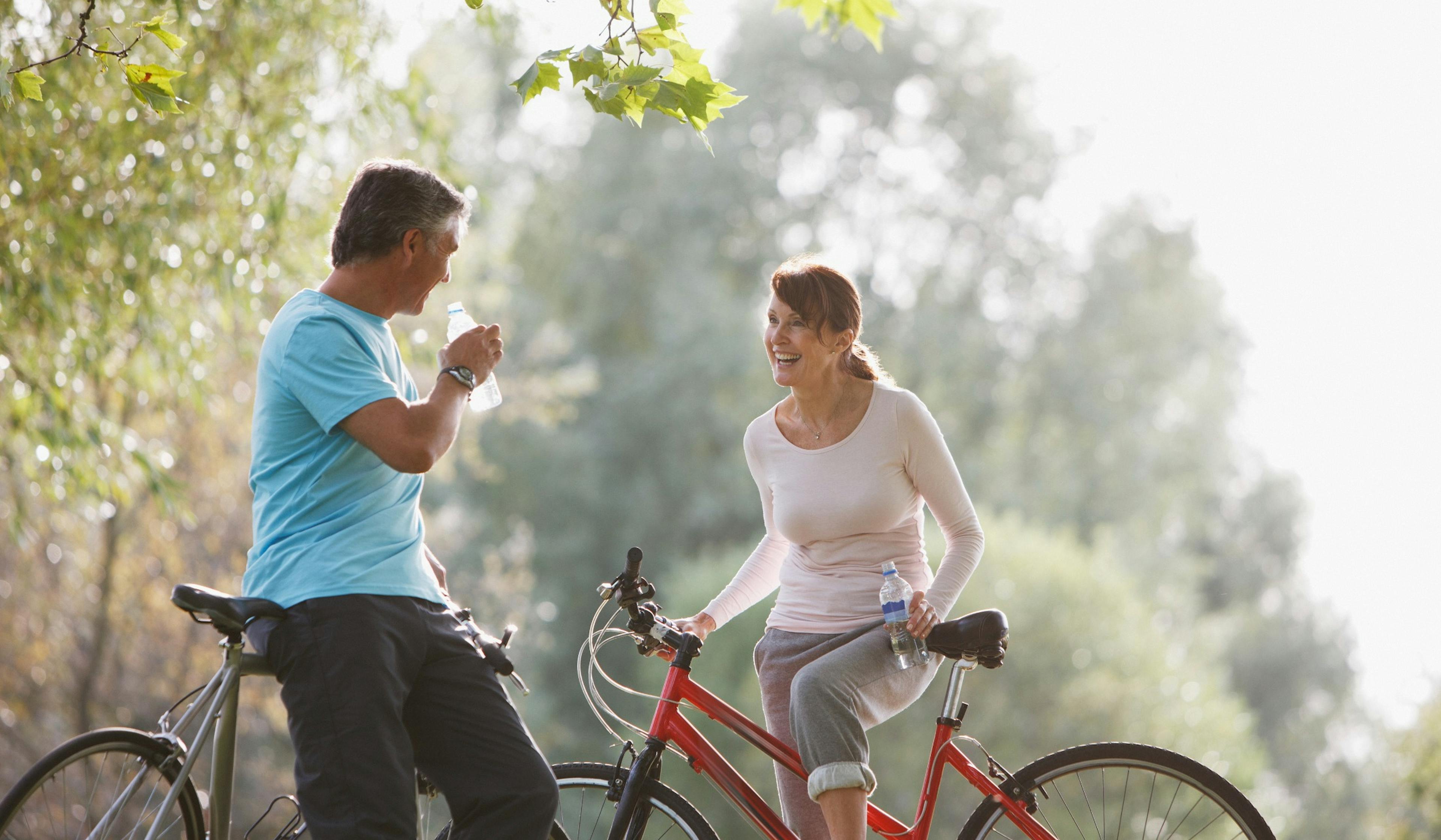 couple with bikes drinking water