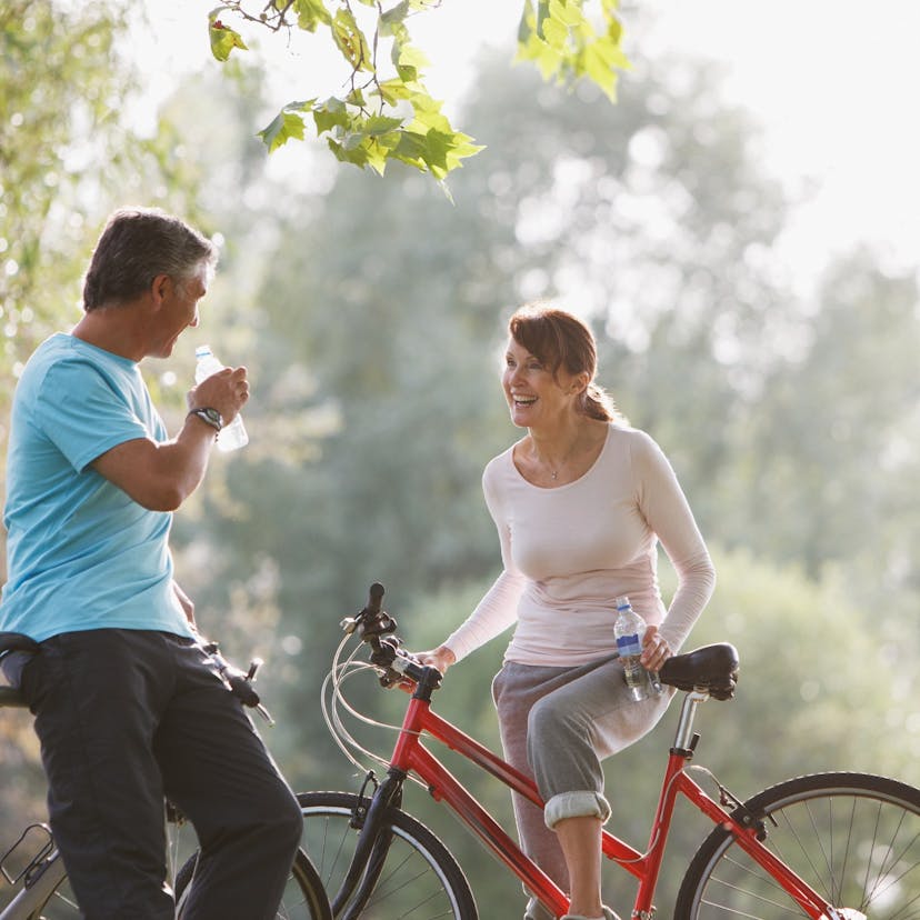 couple with bikes drinking water