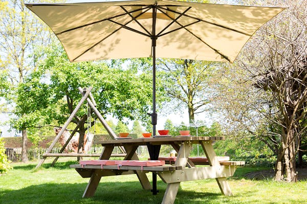 Picknicktafel met ecru-kleurige parasol