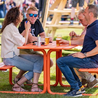 Oranje metalen picknicktafel op Over de Top festival