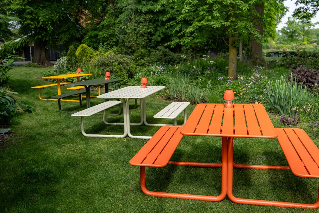 Gekleurde metalen picknicktafels Max in theetuin