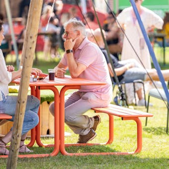 MaximaVida metalen picknicktafel Max oranje Over de Top festival