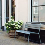 Metalen bank Max muisgrijs bij plantenbak