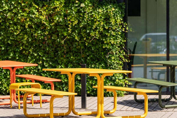 Gekleurde metalen picknicktafel Max