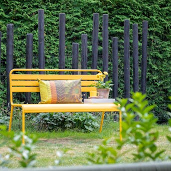 Okergele metalen tuinbank Max