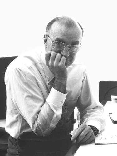 Black-and-white photograph of designer Robert Propst, looking at the camera.