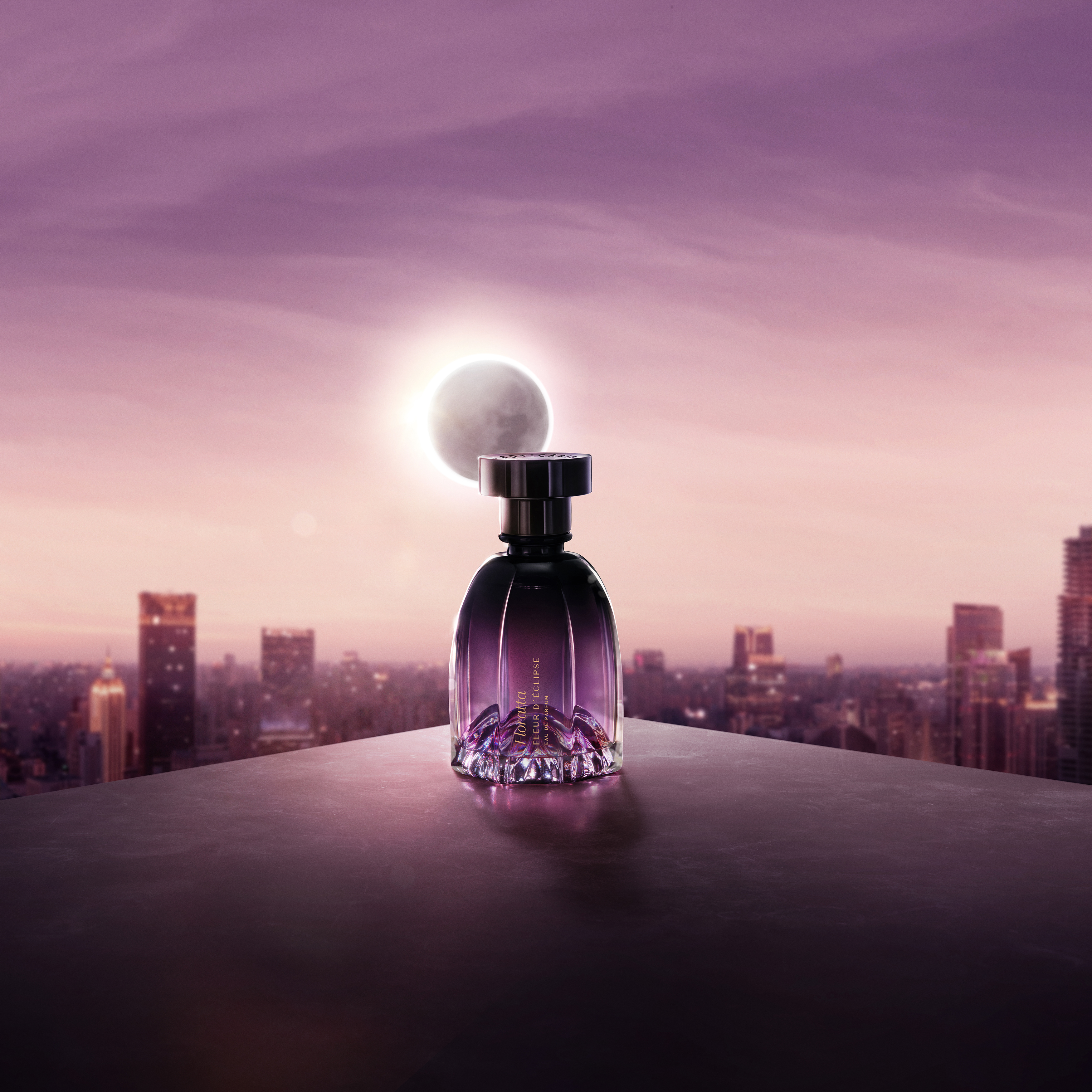 Perfume Floratta Fleur da O Boticário em cima da mureta em uma eclipse