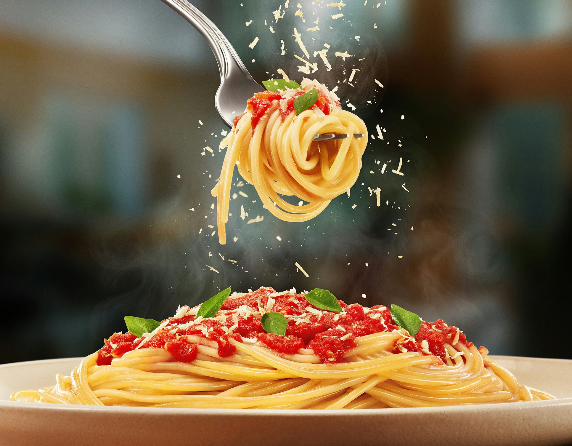 Macarrão espaguete com molho de tomate com garfo flutuando pegando macarrão