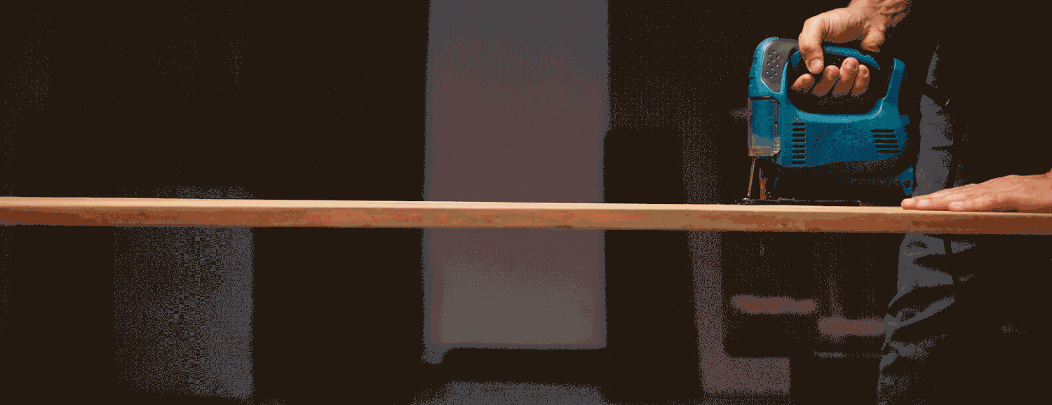 Gif demonstrando a produção do fundo de madeira, homem passa cortando, lixando e pintando a madeira.