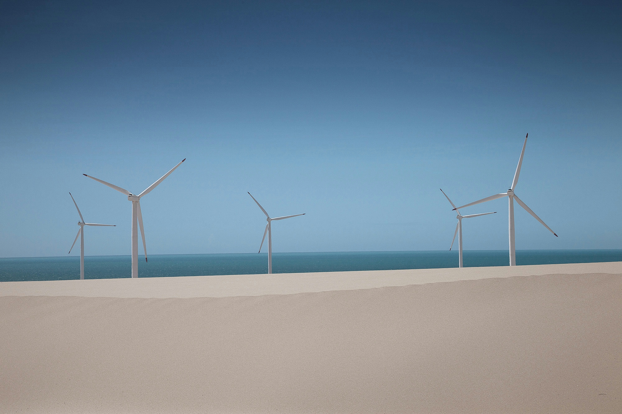Foto aerogeradores e mar no horizonte