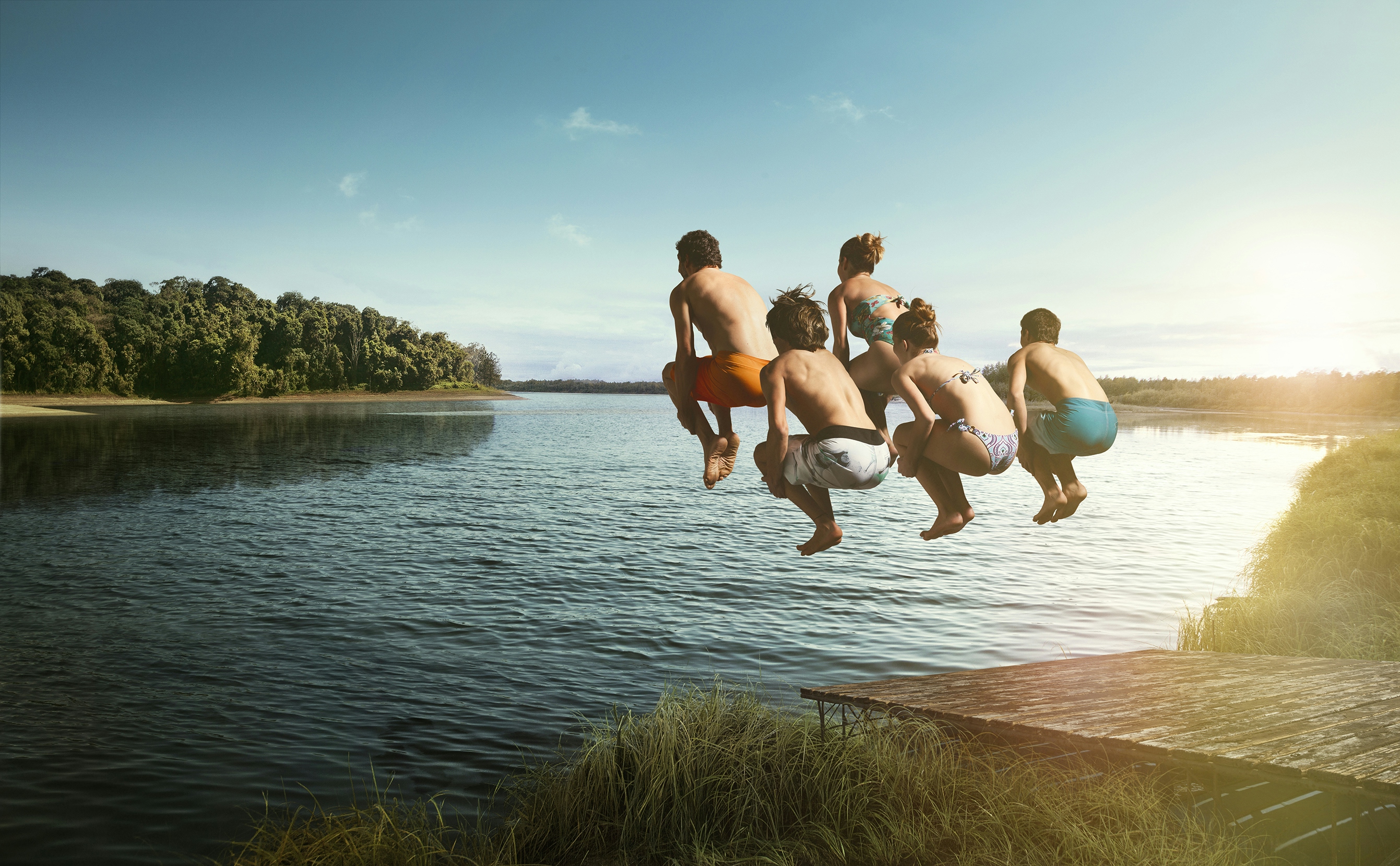 Grupo de amigos pulando no rio