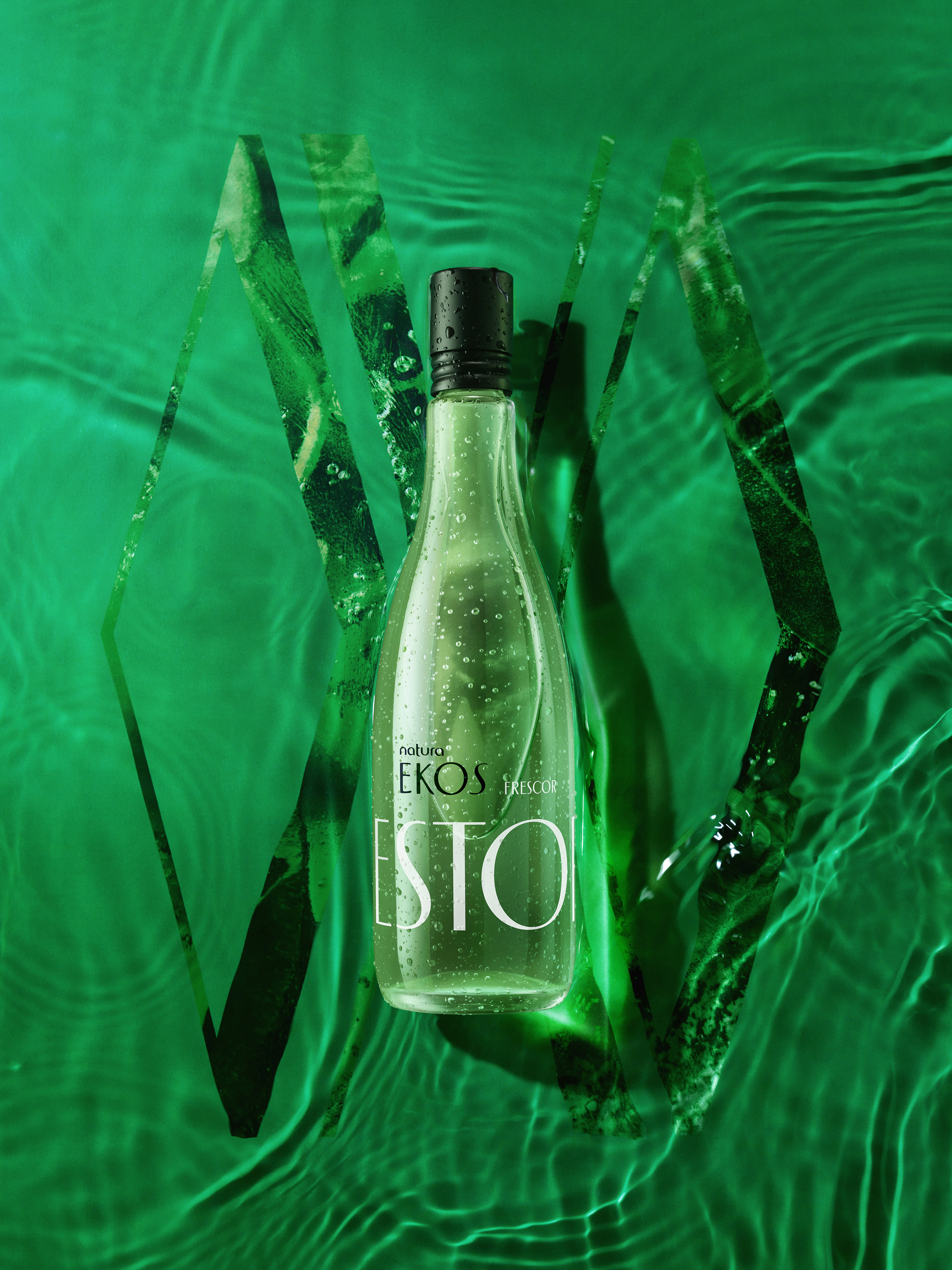 Foto Still Natura Ekos Frescor Estoraque, fundo verde com água