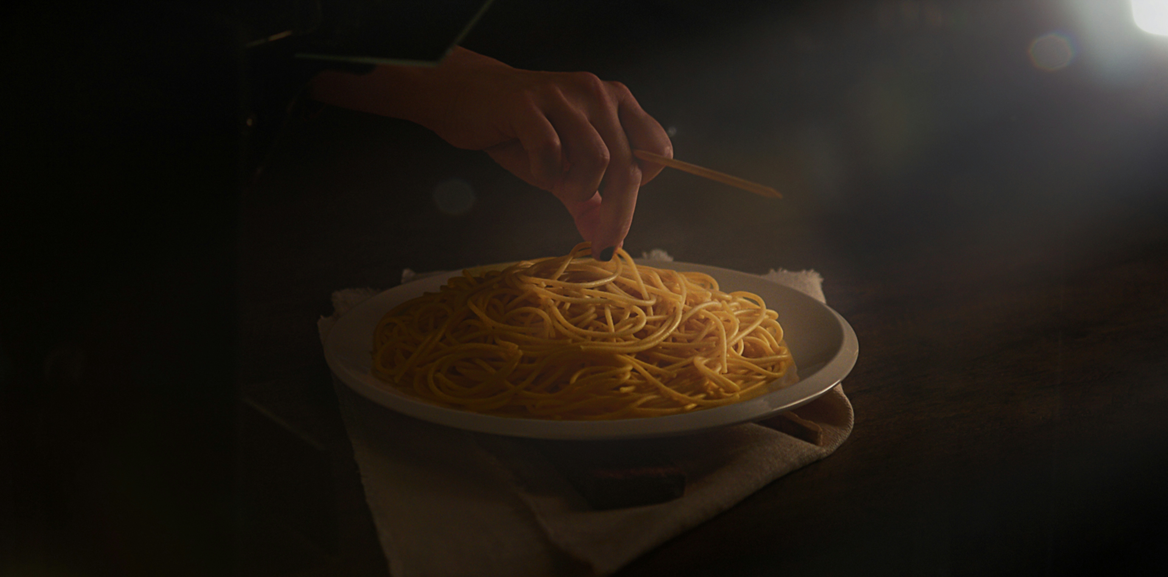 Mãos arrumando o macarrão tipo espaguete, produção 