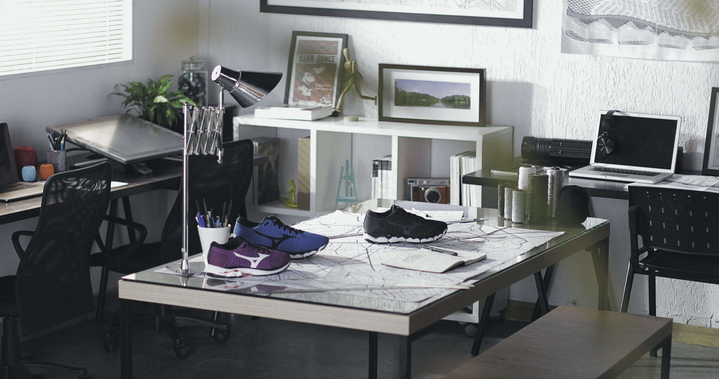 Tênis Mizuno Waveknit sobre a mesa do escritório