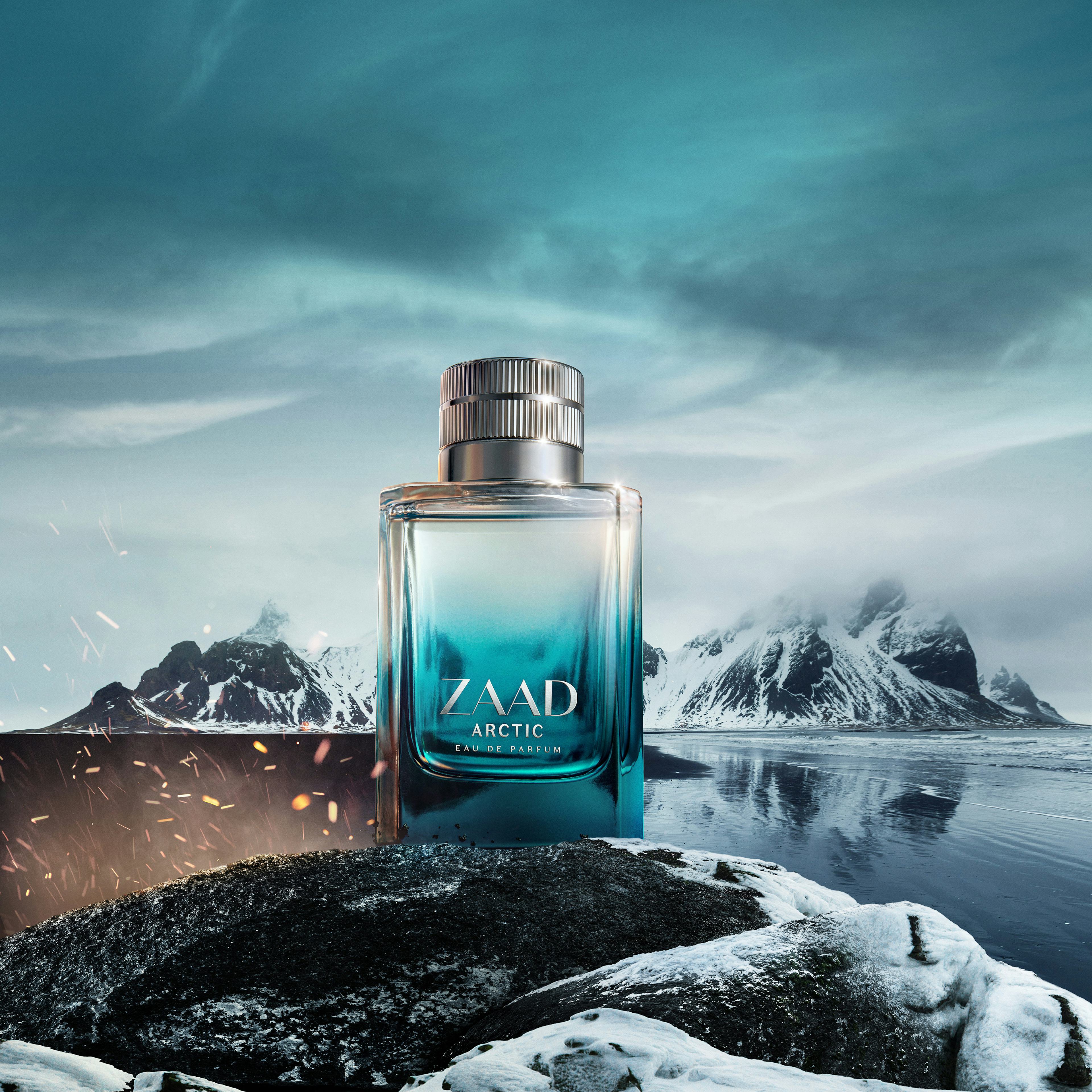 Perfume Zaad Artic do O Boticário em cima de uma montanha com faíscas do lado esquerdo da imagem