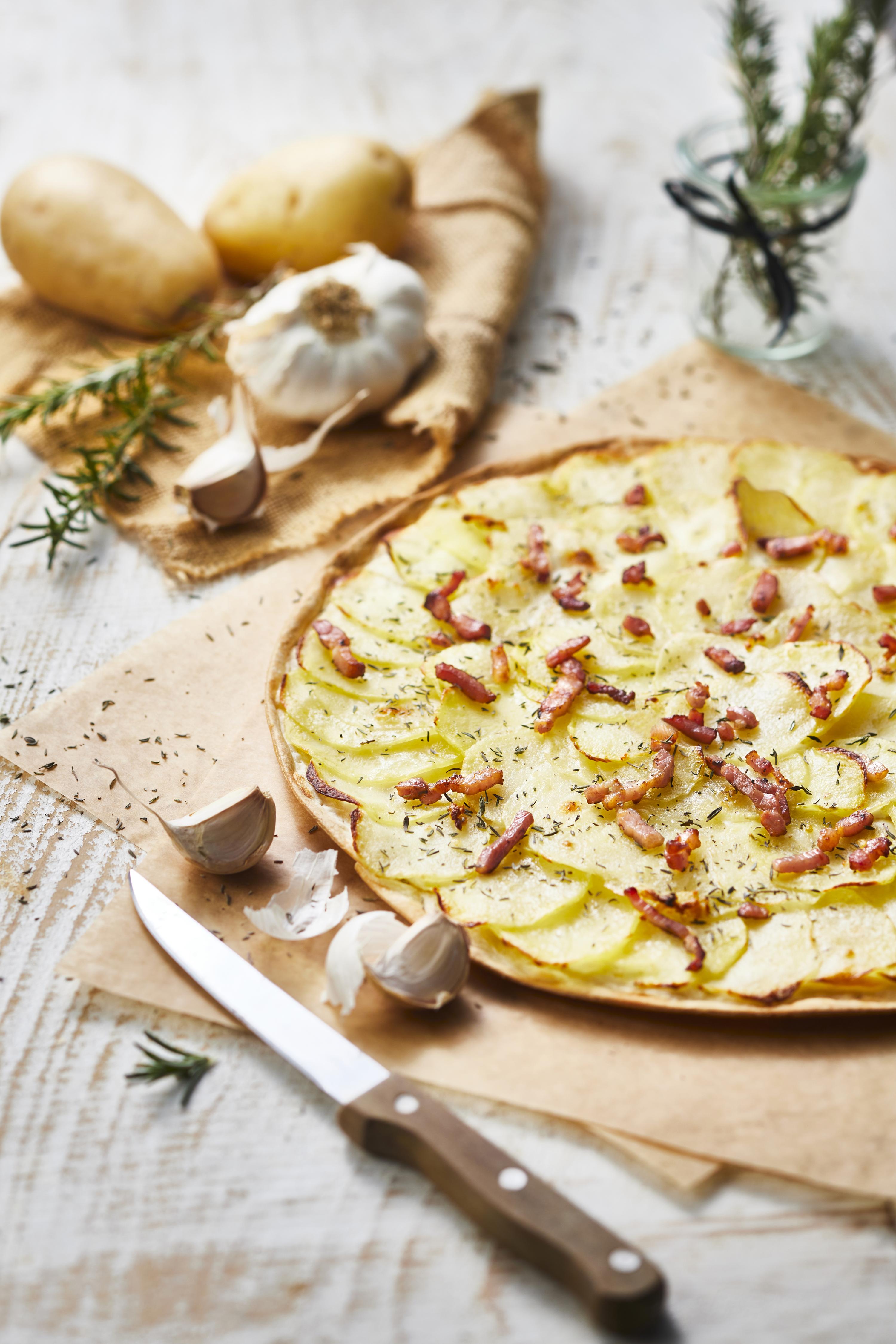Tarte fine à la pomme de terre et au thym