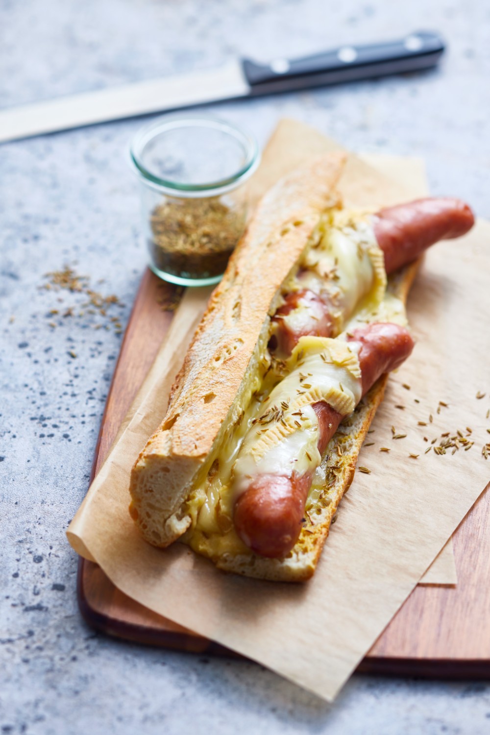 Baguette campagnarde à la saucisse fumée, gratinée au munster