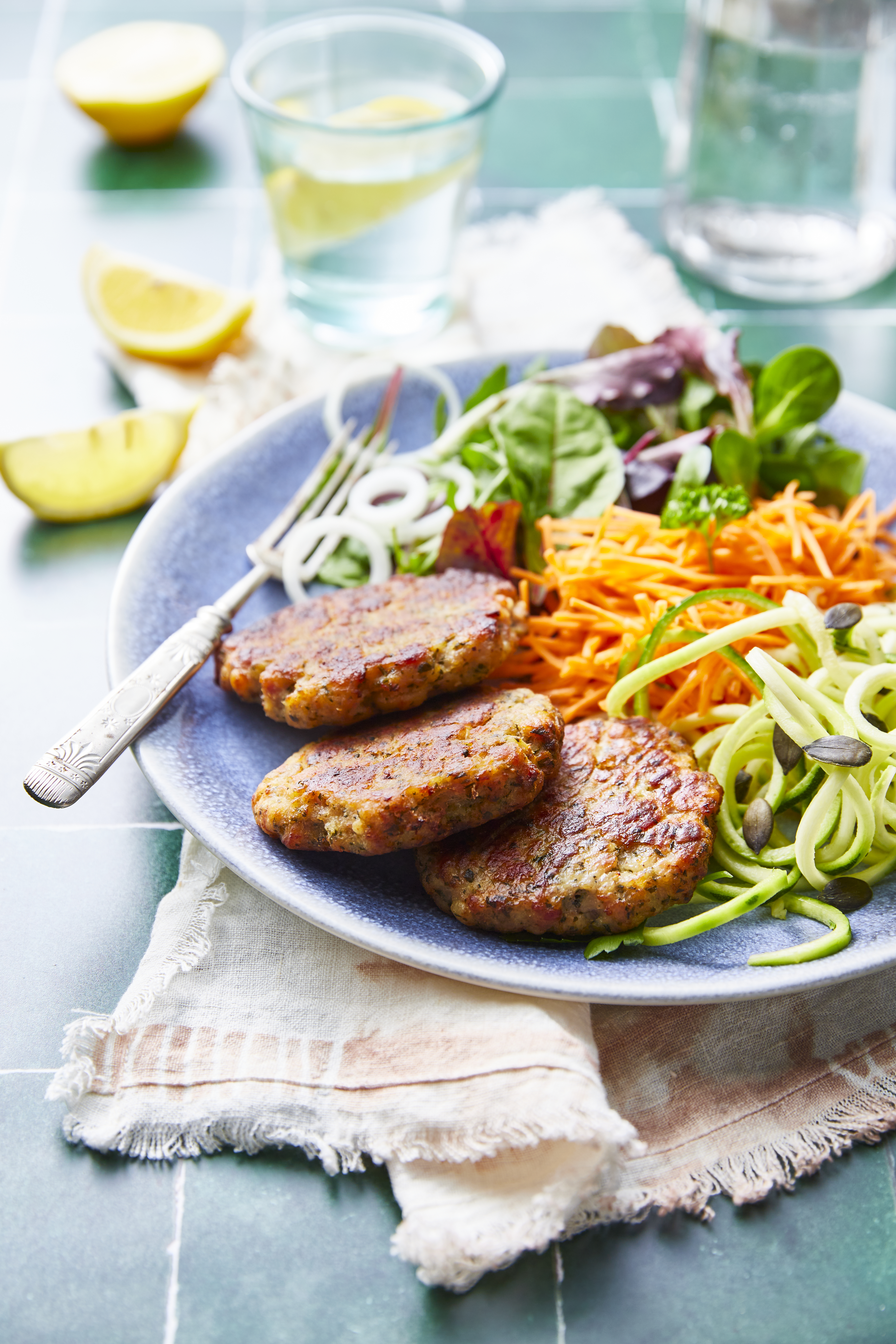 Galettes de viande alsaciennes et crudités