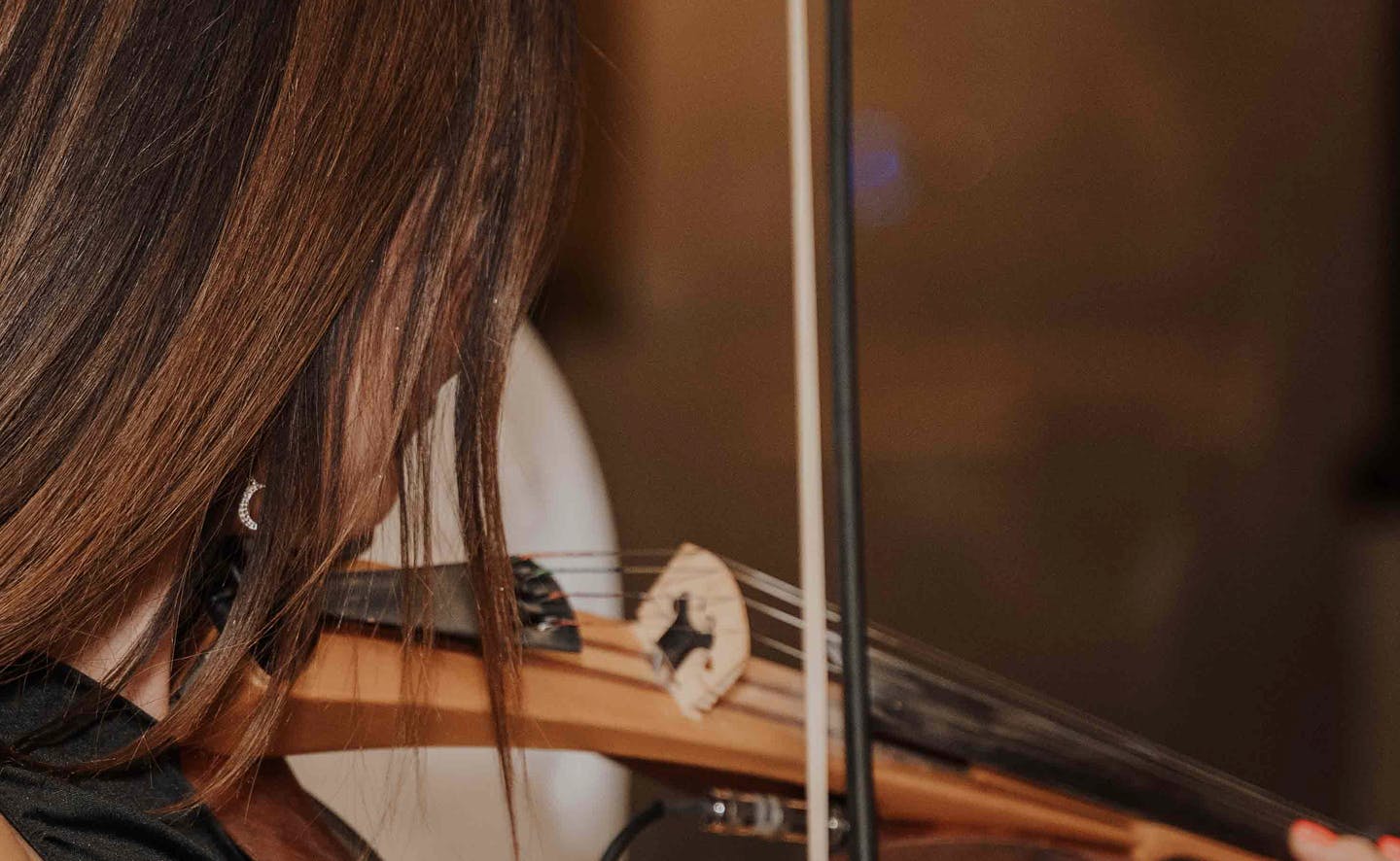 Violinist playing the violin at Pigalle by Villamoura