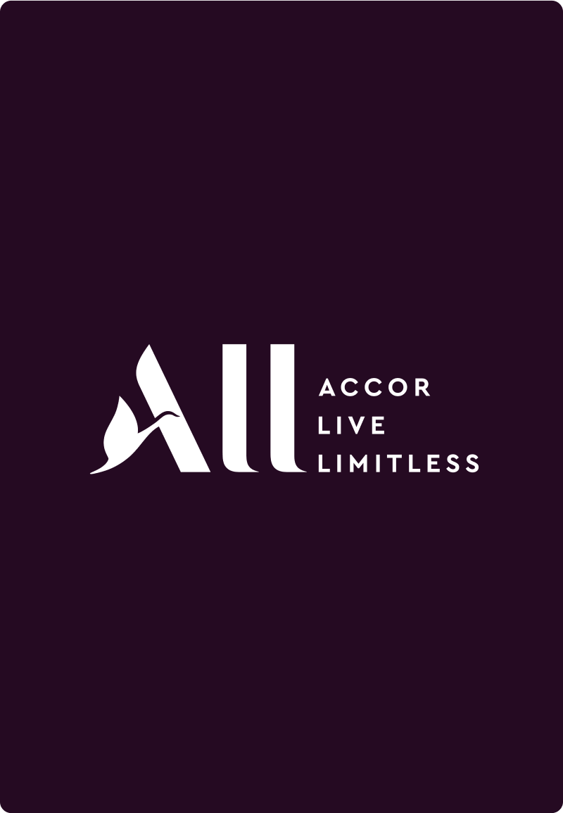 logo blanc Accor sur fond pourpre