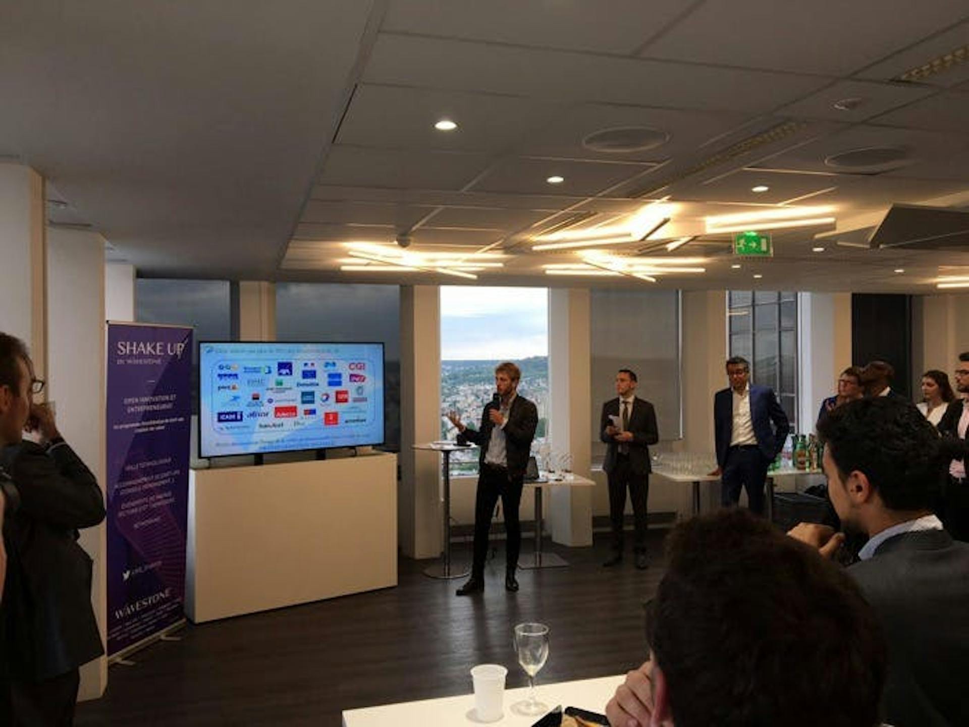 JUILLET 2017 - PITCHY REÇOIT LE PRIX COUP DE COEUR DE SHAK'UP LE PRIX D'INNOVATION DE WAVESTONE.