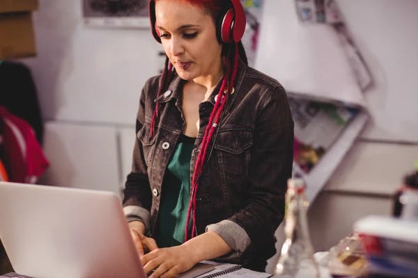 femme ajoutant de la musique sur son infographie animée