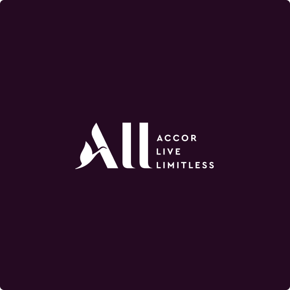 logo blanc Accor sur fond pourpre