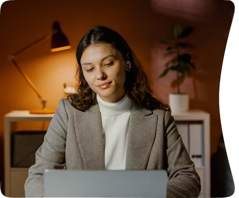 femme qui fait une vidéo de formation