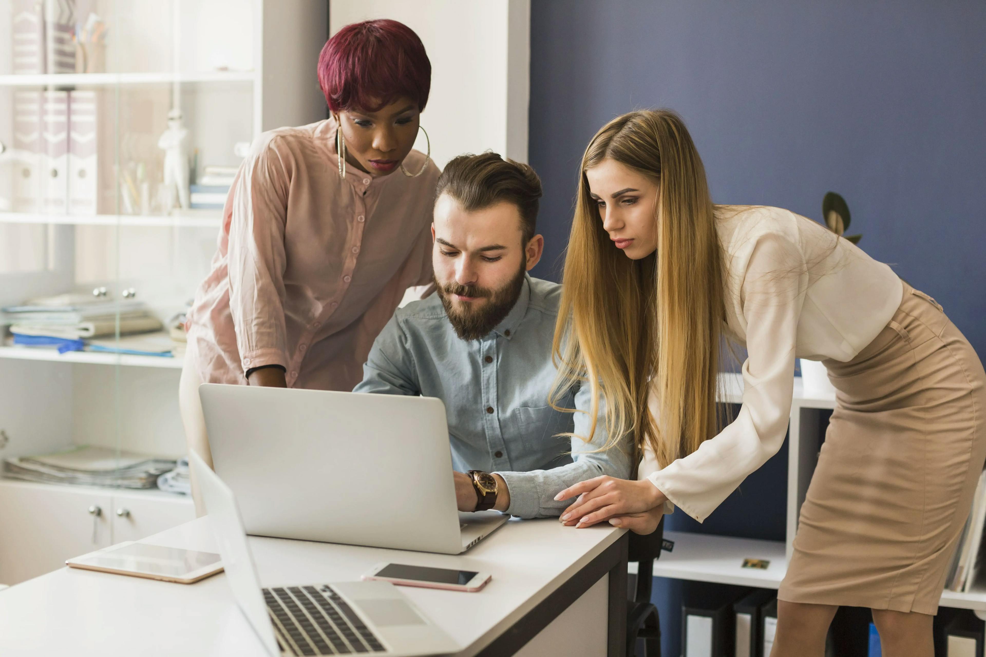 3 collaborateurs qui créent une vidéo d'onboarding