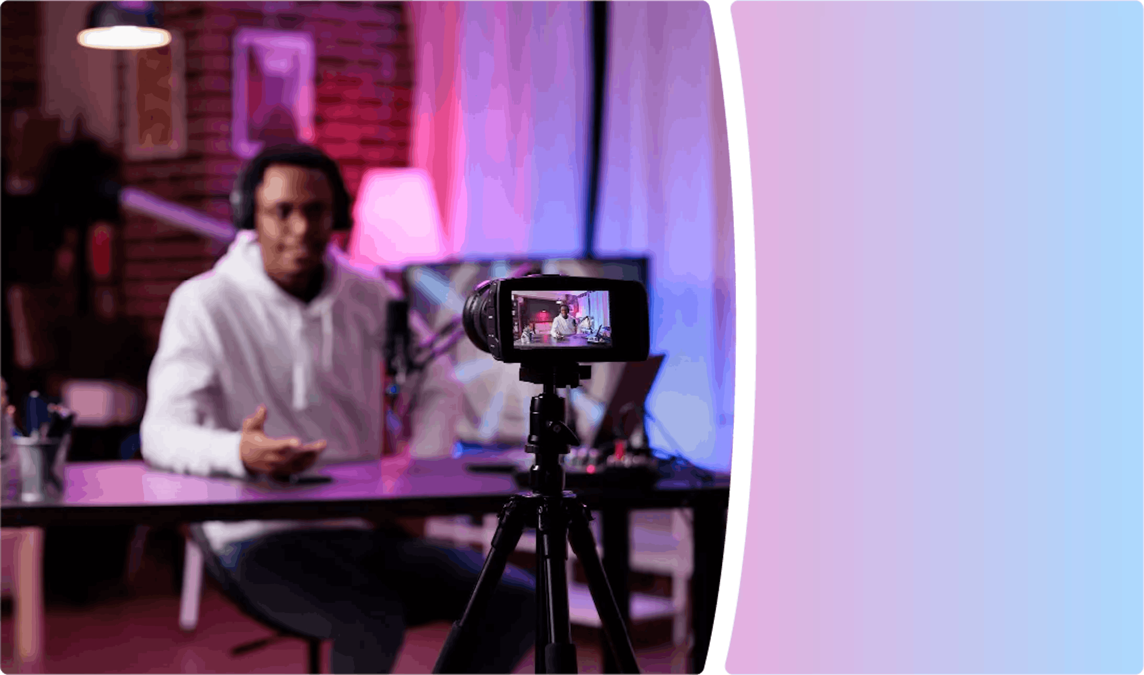 Un homme qui fait un tournage vidéo