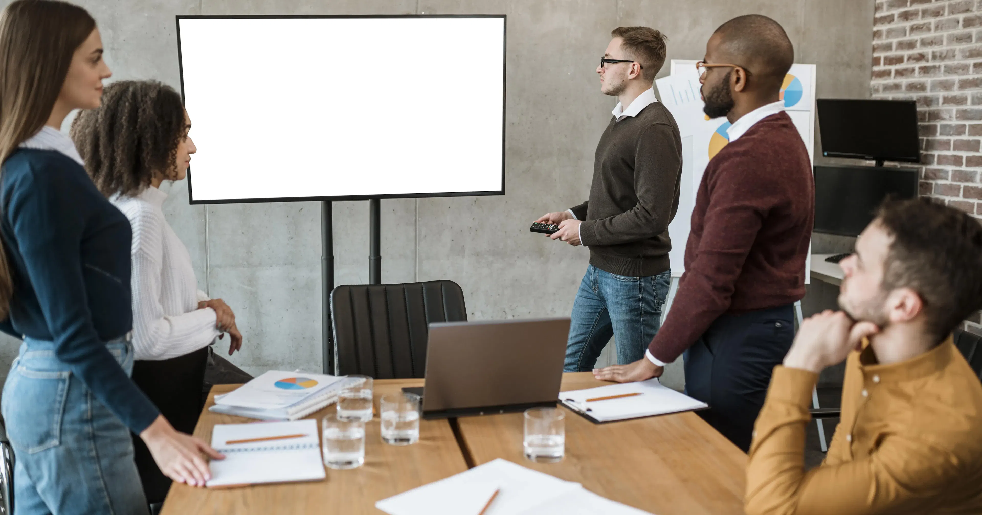 salariés qui font une présentation d'entreprise