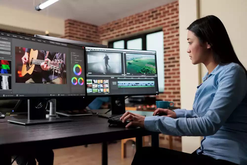 Collaboratrice en train de monter une vidéo de présentation de son entreprise