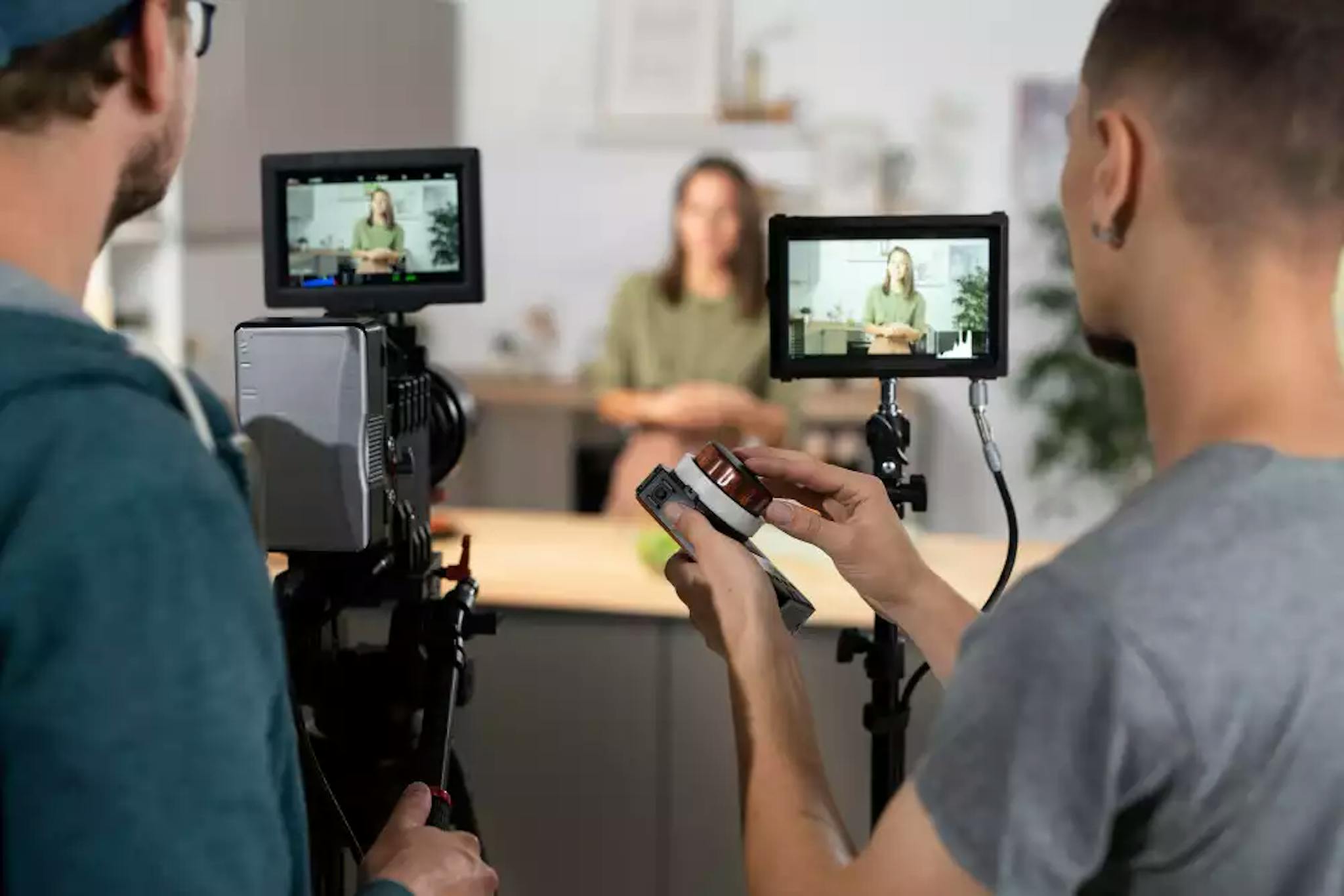 collaborateurs entreprise en train de tourner une vdiéo de com interne