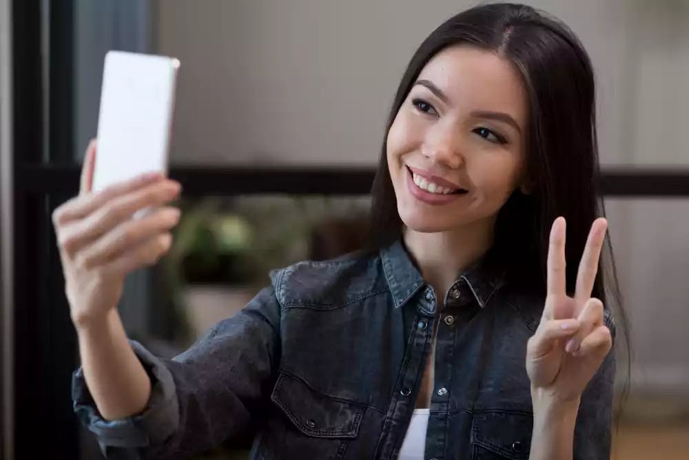 femme en train de faire une vidéo d'avis client