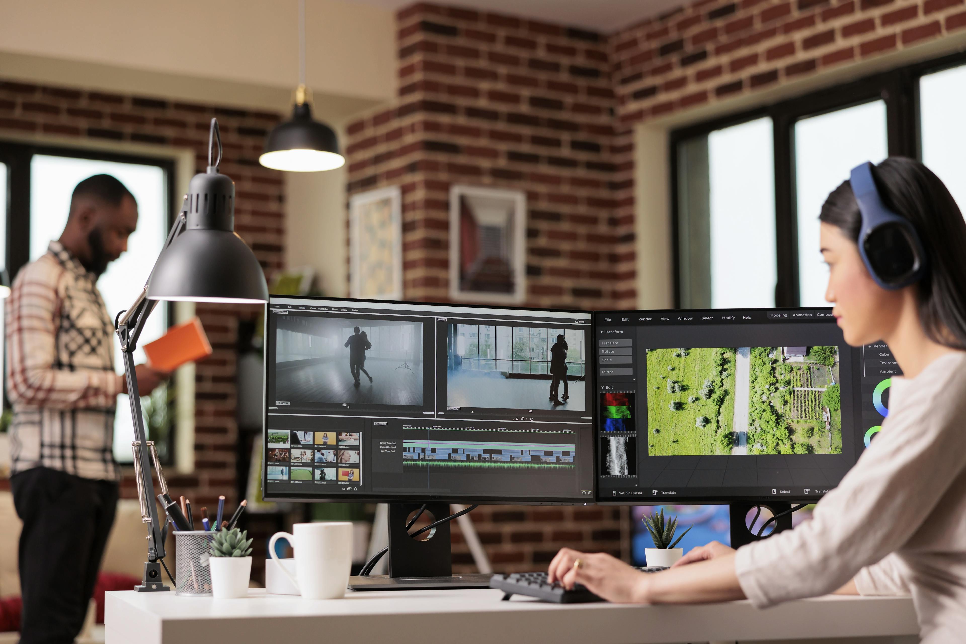 collaborateurs en train de créer une vidéo tutorielle